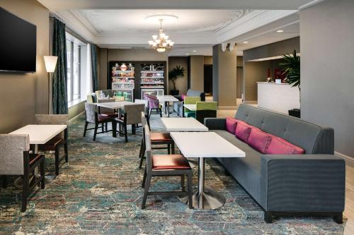 Lobby, Hampton Inn Freeport in Freeport (IL) Lobby, Hampton Inn Freeport in Freeport (IL)