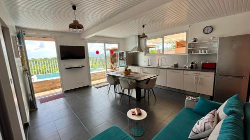 Instalaciones, Kazadoli in Le Saint-Esprit Instalaciones, Kazadoli in Le Saint-Esprit