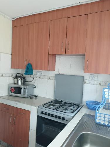 dapur, Executive One Bedroom in Roasters, Garden estate Thika Road in Eastleigh dapur, Executive One Bedroom in Roasters, Garden estate Thika Road in Eastleigh