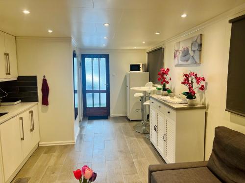 Fint gjesterom med bad og kjøkken til leie nær EB stranda med in Arendal Fint gjesterom med bad og kjøkken til leie nær EB stranda med in Arendal