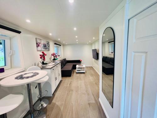 Fint gjesterom med bad og kjøkken til leie nær EB stranda med in Arendal Fint gjesterom med bad og kjøkken til leie nær EB stranda med in Arendal