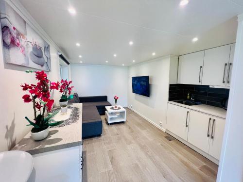 Fint gjesterom med bad og kjøkken til leie nær EB stranda med in Arendal Fint gjesterom med bad og kjøkken til leie nær EB stranda med in Arendal