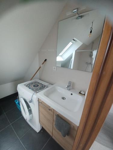 Fürdőszoba, studio carrefour des plages cote d'emeraude in Plorec-Sur-Auguenon Fürdőszoba, studio carrefour des plages cote d'emeraude in Plorec-Sur-Auguenon