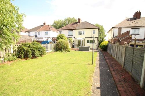 Exceptional 3 Bed, Great Location in Ashby Ideal for Travellers, Short Holiday Stays And Contractors in Ashby Exceptional 3 Bed, Great Location in Ashby Ideal for Travellers, Short Holiday Stays And Contractors in Ashby