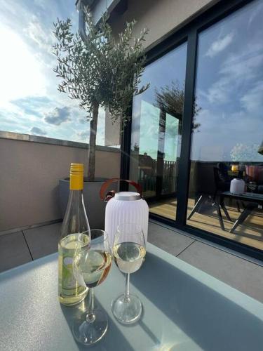 Balcony/terrace, Ruckzugsort im Rebenmeer mit Grill & Parkplatz in Altdorf (Rhineland-Palatinate) Balcony/terrace, Ruckzugsort im Rebenmeer mit Grill & Parkplatz in Altdorf (Rhineland-Palatinate)