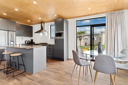 設施, Custom designed holiday home, next to Cycleway. in 特阿羅哈 設施, Custom designed holiday home, next to Cycleway. in 特阿羅哈