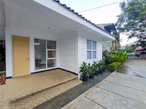 Exterior view, RedDoorz @ Batutulis Bogor Villa Papatong by M in Batutulis Exterior view, RedDoorz @ Batutulis Bogor Villa Papatong by M in Batutulis
