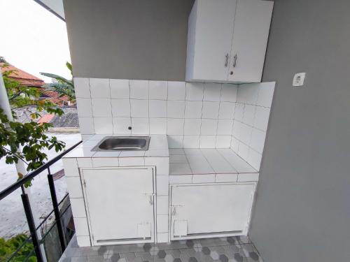 Kitchen, RedDoorz @ Batutulis Bogor Villa Papatong by M in Batutulis Kitchen, RedDoorz @ Batutulis Bogor Villa Papatong by M in Batutulis