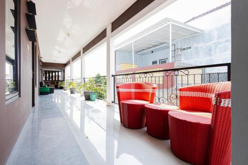 ระเบียง/ชานเรือน, Villa Three King FM Mitra RedDoorz in โครนโย ระเบียง/ชานเรือน, Villa Three King FM Mitra RedDoorz in โครนโย