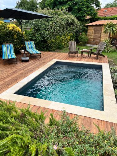 Swimming pool, Les Suites d'Alienor, Suite Cosy in Pessac Swimming pool, Les Suites d'Alienor, Suite Cosy in Pessac