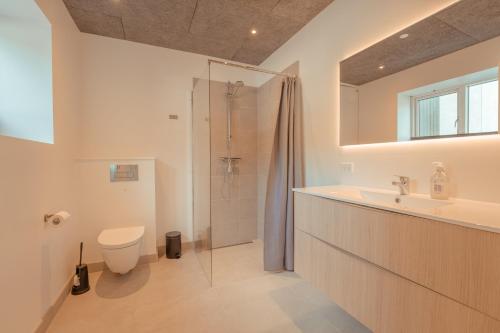 חדר אמבטיה, Breathtaking Views - New - 220m2 - 5 BR - Walks in Argir חדר אמבטיה, Breathtaking Views - New - 220m2 - 5 BR - Walks in Argir