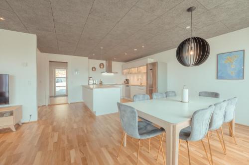 מתקני המלון, Breathtaking Views - New - 220m2 - 5 BR - Walks in Argir מתקני המלון, Breathtaking Views - New - 220m2 - 5 BR - Walks in Argir