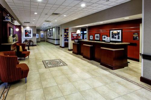 로비, 햄튼 인 앤 스위트 스태튼 아일랜드 (Hampton Inn & Suites Staten Island) in 스테이텐 아일랜드 로비, 햄튼 인 앤 스위트 스태튼 아일랜드 (Hampton Inn & Suites Staten Island) in 스테이텐 아일랜드
