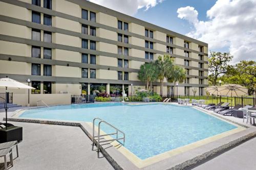 Бассейн , Doubletree By Hilton Orlando East Ucf Area in Университет Центральной Флориды Бассейн , Doubletree By Hilton Orlando East Ucf Area in Университет Центральной Флориды