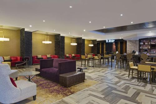Паб, Doubletree By Hilton Orlando East Ucf Area in Университет Центральной Флориды Паб, Doubletree By Hilton Orlando East Ucf Area in Университет Центральной Флориды
