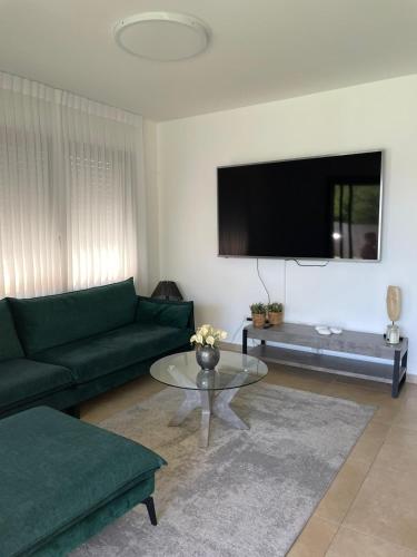 Sala de estar / sala de TV, הבית בחוף הזהב in Cesaria Sala de estar / sala de TV, הבית בחוף הזהב in Cesaria