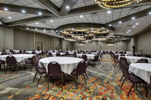 會議室/宴會廳, 芒特弗農希爾頓逸林酒店 (DoubleTree by Hilton Mt. Vernon) in 芒特弗農 (IL) 會議室/宴會廳, 芒特弗農希爾頓逸林酒店 (DoubleTree by Hilton Mt. Vernon) in 芒特弗農 (IL)