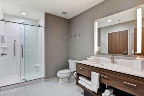 Badkamer, Home2 Suites by Hilton Bedford DFW West in Bedford Badkamer, Home2 Suites by Hilton Bedford DFW West in Bedford