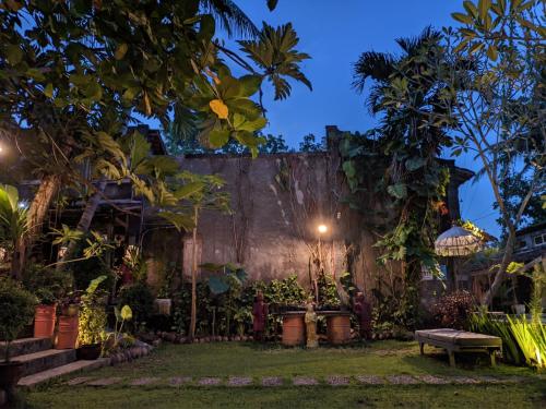 Garden, Astuti Gallery Homestay near Kasongan Travel Village Garden, Astuti Gallery Homestay near Kasongan Travel Village