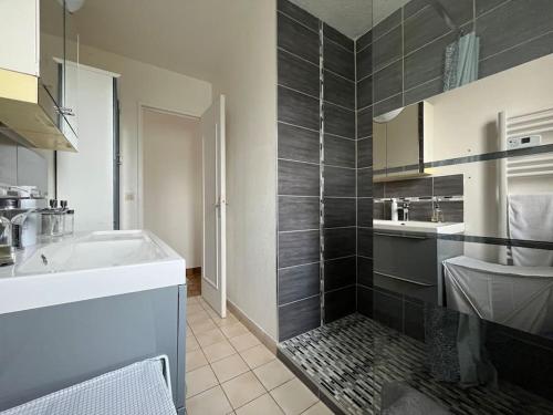 Bathroom, Maisonnette - jardin exterieur in Veneux-les-Sablons Bathroom, Maisonnette - jardin exterieur in Veneux-les-Sablons