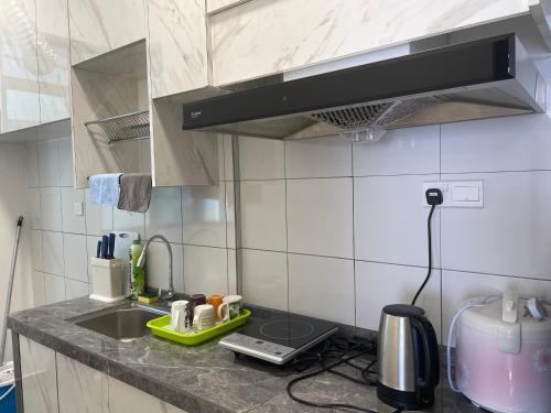 Kitchen, Sandakan Homestay Coastal Serenity 山海绿栖 near Bao Gong Temple Kitchen, Sandakan Homestay Coastal Serenity 山海绿栖 near Bao Gong Temple