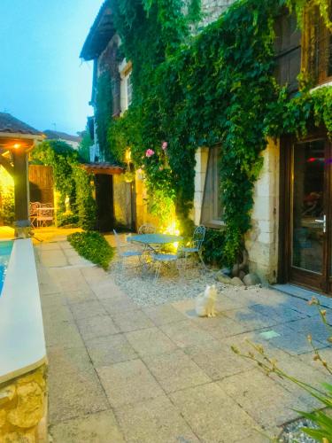 A szálláshely kívülről, Rouge in Montagrier A szálláshely kívülről, Rouge in Montagrier