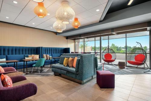 Ruang bersama/area TV, Tru by Hilton Hershey Chocolate Avenue in Hershey (PA) Ruang bersama/area TV, Tru by Hilton Hershey Chocolate Avenue in Hershey (PA)