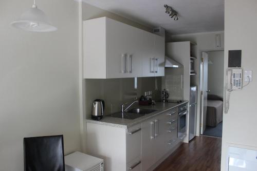 Kitchen, ASURE Green Gables Motel in Lower Hutt Kitchen, ASURE Green Gables Motel in Lower Hutt