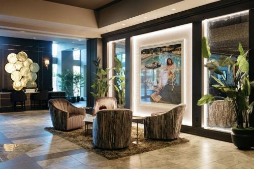 Előcsarnok, The Axis Hotel Moline, Tapestry Collection by Hilton near Quad City nemzetközi repülőtér Előcsarnok, The Axis Hotel Moline, Tapestry Collection by Hilton near Quad City nemzetközi repülőtér