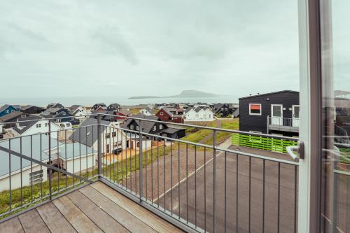 מרפסת, New Three Bedroom Townhouses with Sea View in Hoyvík מרפסת, New Three Bedroom Townhouses with Sea View in Hoyvík