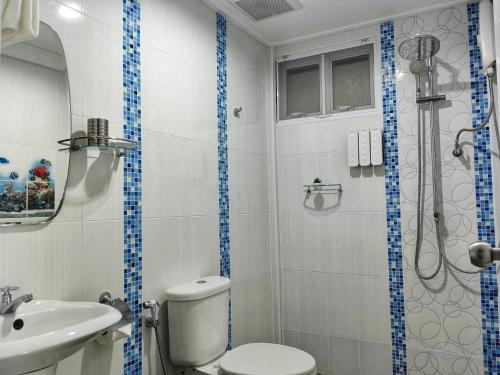 Bathroom, Satun Sea Balcony ระเบียงเล in City Center Bathroom, Satun Sea Balcony ระเบียงเล in City Center