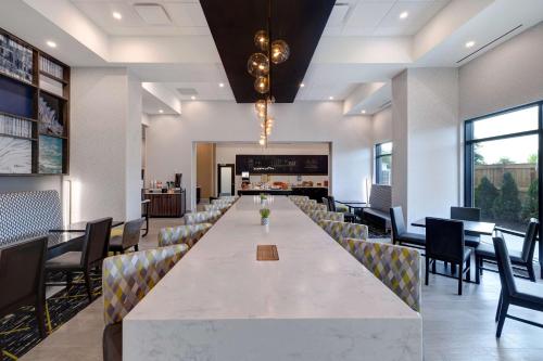 ردهة, Hampton Inn & Suites by Hilton Burlington Toronto in Burlington ردهة, Hampton Inn & Suites by Hilton Burlington Toronto in Burlington