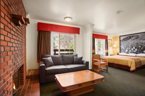 Super 8 By Wyndham Santa Clarita/Valencia in Santa Clarita (CA) Super 8 By Wyndham Santa Clarita/Valencia in Santa Clarita (CA)