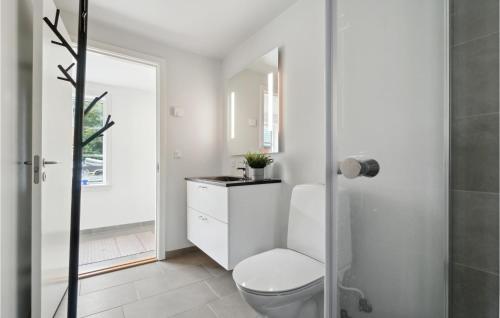 Baño, 1 Bedroom Amazing Apartment In Rønne in Bornholm Baño, 1 Bedroom Amazing Apartment In Rønne in Bornholm