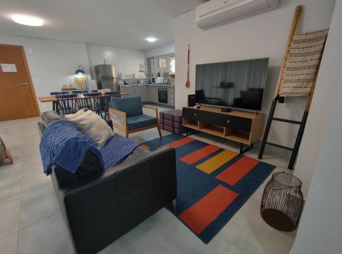 Shared lounge/TV area, Apto Novo, Sofisticado e Aconchegante em Asturias Guaruja in Asturias Shared lounge/TV area, Apto Novo, Sofisticado e Aconchegante em Asturias Guaruja in Asturias