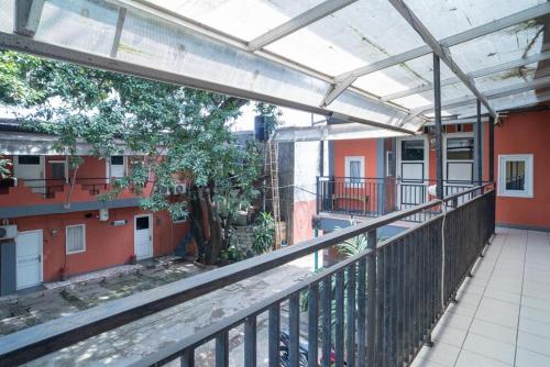 parveke/terassi, Sabar Mansion 22 Mitra RedDoorz in Karang Tengah parveke/terassi, Sabar Mansion 22 Mitra RedDoorz in Karang Tengah