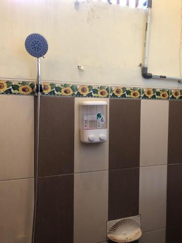 Bathroom, Roemah Kayu Saragan Syariah Magelang Mitra RedDoorz in Magelang Bathroom, Roemah Kayu Saragan Syariah Magelang Mitra RedDoorz in Magelang