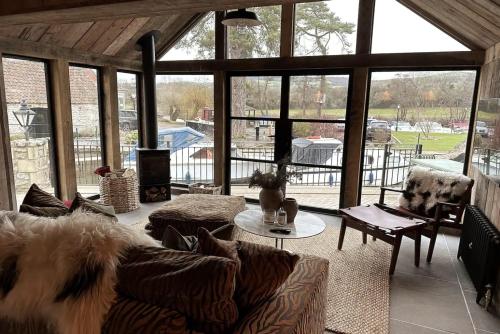 balkon/terasa, Riverside 2 Bed Cabin With Paddle Boards & Bikes in Kelston balkon/terasa, Riverside 2 Bed Cabin With Paddle Boards & Bikes in Kelston