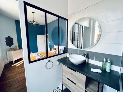 Baño, "Le Général" Appartement prestige proche gare, haut-de-gamme, avec billard et parking privé ("Le General" Appartement prestige proche gare, haut-de-gamme, avec billard et parking prive, by PRIM) in Nevers Baño, "Le Général" Appartement prestige proche gare, haut-de-gamme, avec billard et parking privé ("Le General" Appartement prestige proche gare, haut-de-gamme, avec billard et parking prive, by PRIM) in Nevers