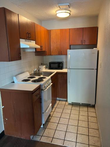 Kitchen, Days Inn & Suites by Wyndham Monroe in Monroe (MI) Kitchen, Days Inn & Suites by Wyndham Monroe in Monroe (MI)