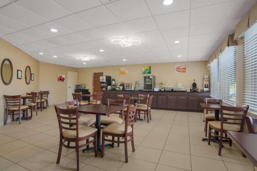 Φαγητό και ποτό, Quality Inn & Suites Chambersburg Northeast in Τσάμπερσμπουργκ(Πενσυλβάνια) Φαγητό και ποτό, Quality Inn & Suites Chambersburg Northeast in Τσάμπερσμπουργκ(Πενσυλβάνια)