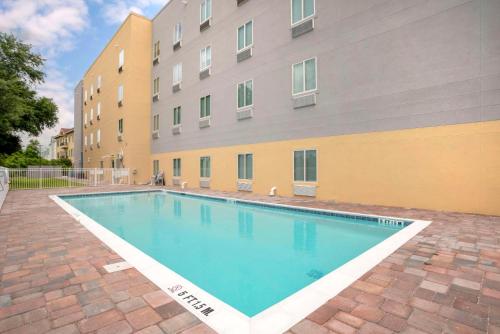 Bazén, Comfort Inn & Suites Destin near Henderson Beach in Destin (FL) Bazén, Comfort Inn & Suites Destin near Henderson Beach in Destin (FL)