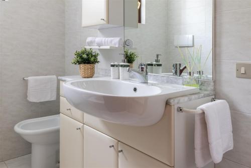 Bathroom, IseoLakeRental - Bosco di Lago in Solto Collina Bathroom, IseoLakeRental - Bosco di Lago in Solto Collina
