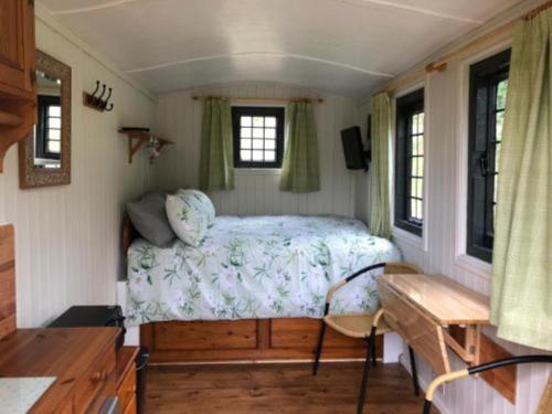 Snug & Secluded Lakeside Shepherds Hut 'Carp' in Uckfield Snug & Secluded Lakeside Shepherds Hut 'Carp' in Uckfield