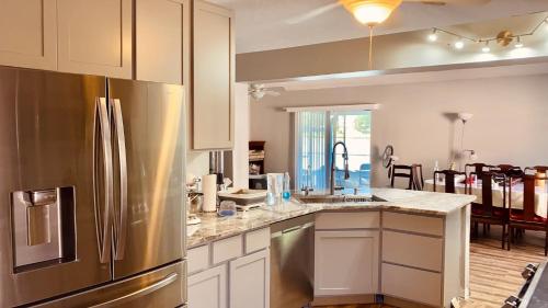 Kitchen, 2 private rooms in a quiet neighborhood can book up to 4 people in Winter Garden Kitchen, 2 private rooms in a quiet neighborhood can book up to 4 people in Winter Garden