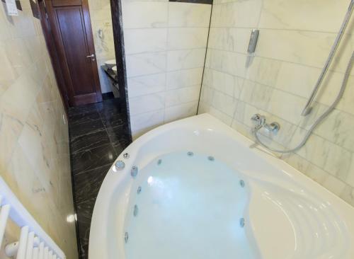 حمام, فندق موستار (Hotel Mostar) in وسط مدينة موستار حمام, فندق موستار (Hotel Mostar) in وسط مدينة موستار