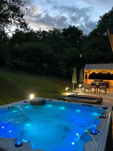 Πισίνα, Lodge avec spa au coeur de Brocéliande (Lodge avec spa au coeur de Broceliande) in Guer Πισίνα, Lodge avec spa au coeur de Brocéliande (Lodge avec spa au coeur de Broceliande) in Guer
