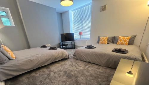 Spacious ground floor suite comfortably sleeps up to eight in Ovenden Spacious ground floor suite comfortably sleeps up to eight in Ovenden