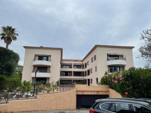 Studio Bandol 4 couchages centre ville calme wifi gratuite terrasse in Lescourche Studio Bandol 4 couchages centre ville calme wifi gratuite terrasse in Lescourche