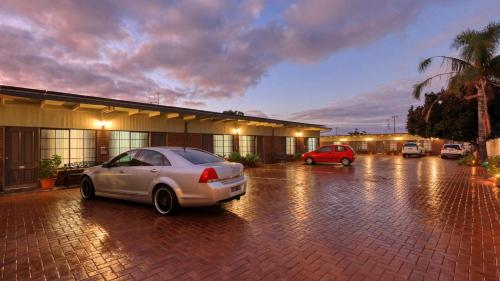 Oasis Motor Inn in Broken Hill Oasis Motor Inn in Broken Hill